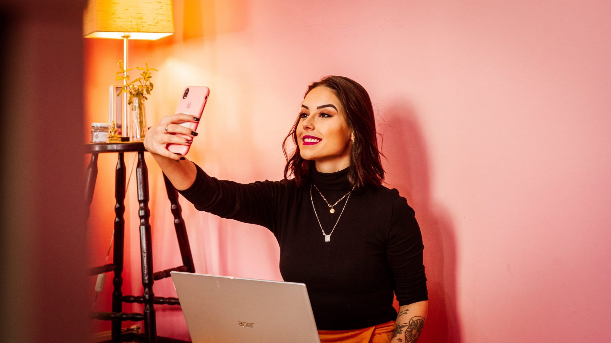 influencerka usmívající se do telefonu